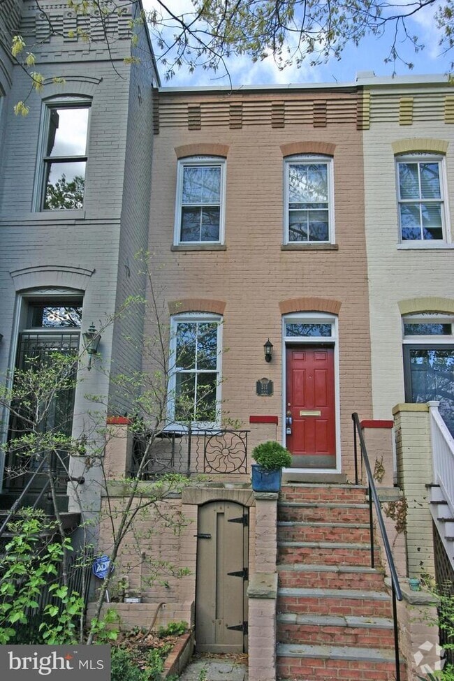 Building Photo - 311 9th St SE