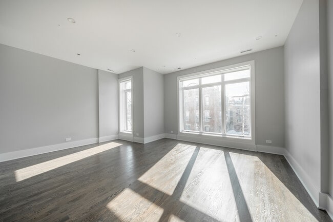Building Photo - 556 W 18th St