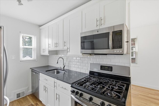 Building Photo - 3 BR | 1 BA | 864Sqft | Newly Fenced Yard