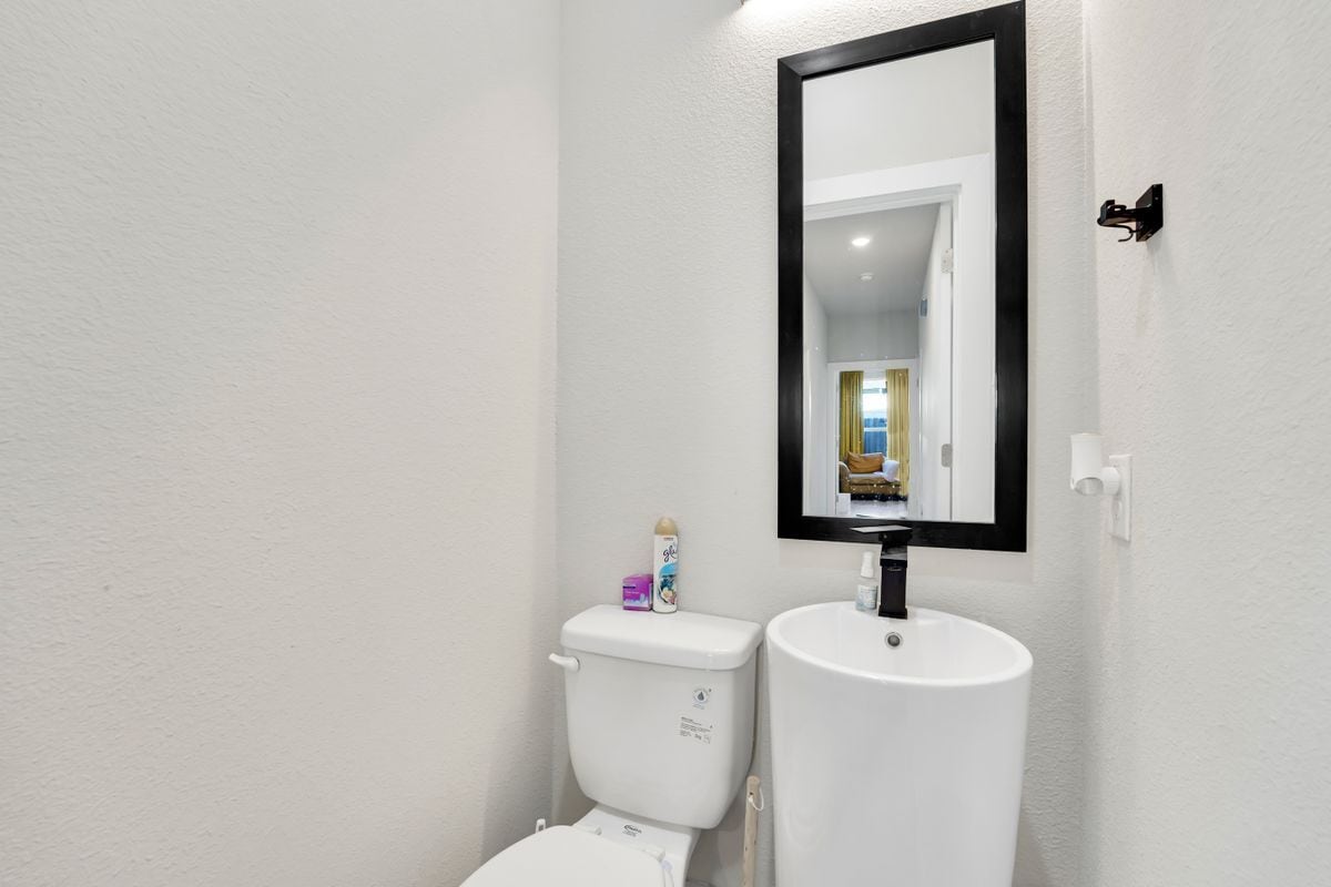 Building Photo - 4621 Collins Ave