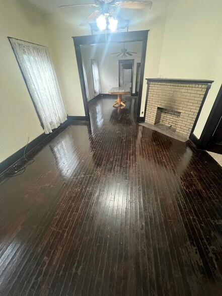 Building Photo - 406 E 1st St