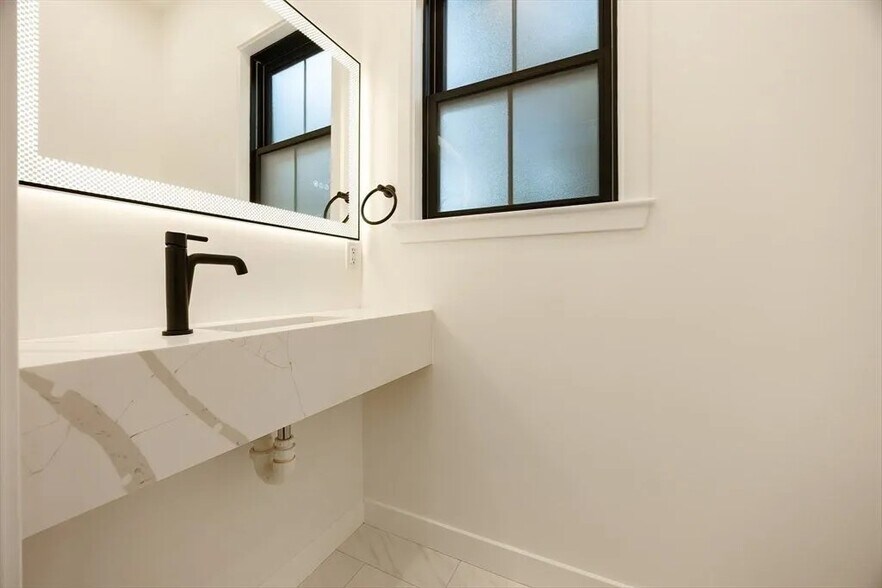 Building Photo - 12 George St