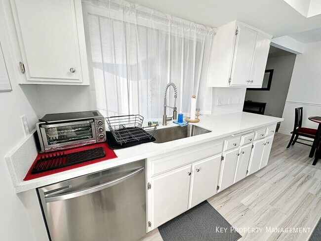 Building Photo - 1405 E Vegas Valley Dr