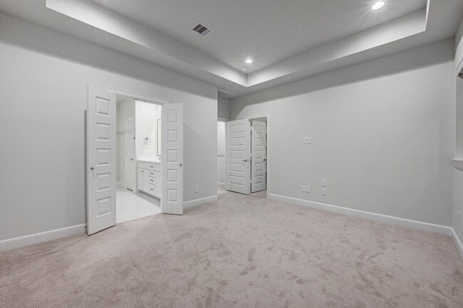 Building Photo - 3BR, 3.5BA Townhome with Balcony, Yard & D...
