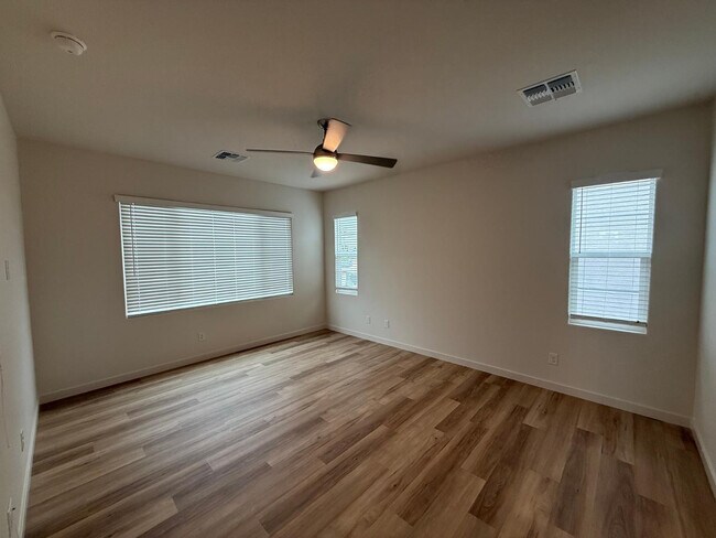 Building Photo - 624 N Vine St