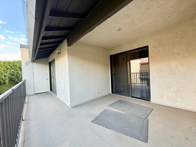 Building Photo - AVAILABLE NOW!! Upstairs 2 Bedroom 2 Bathroom Condo in Cathedral City!!