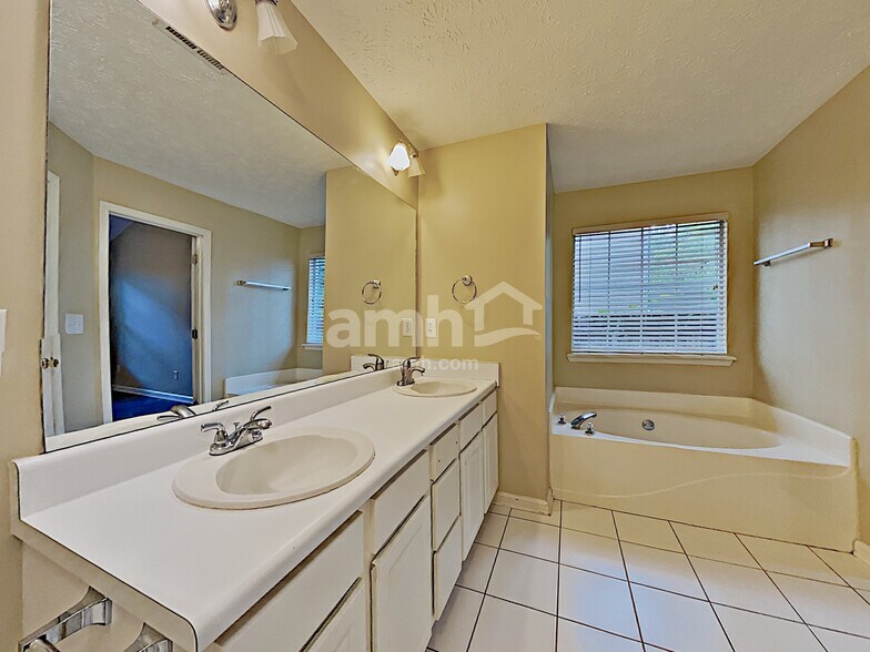 Building Photo - 4810 Lake Park Ter