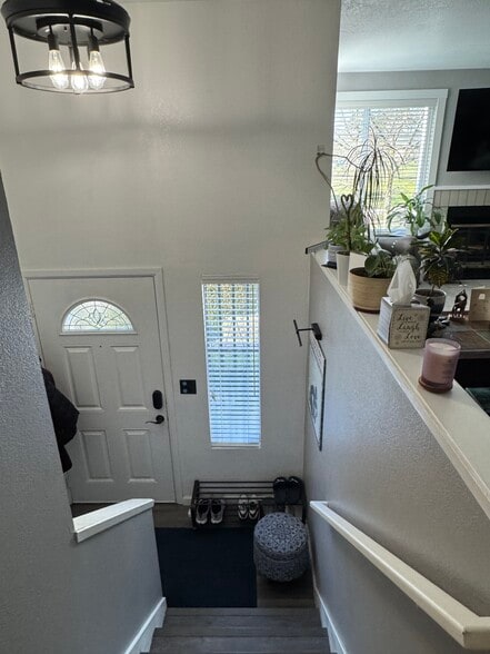 Entry of split level home - 932 22nd Ave S