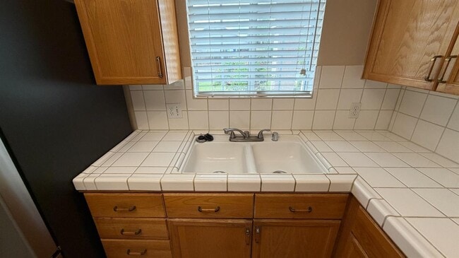 Building Photo - 2274 E Skyview Ave