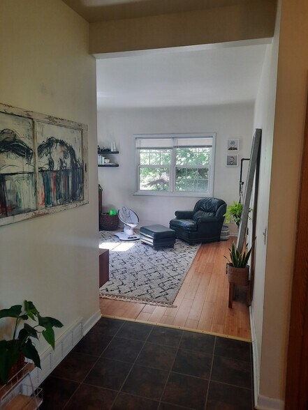 Building Photo - 839 E John St