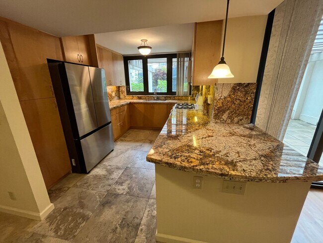 Building Photo - Yacht Harbor Towers (Ala Moana)-1282 sf, 2 bed+den, 2 bath, 2 prkg-INCLUDES UTILITIES