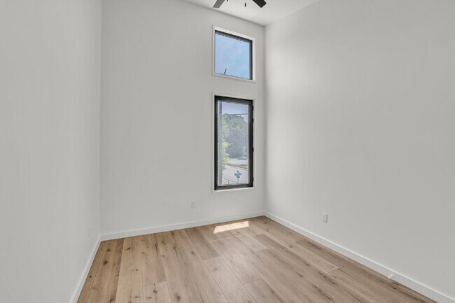 Building Photo - Brand-New Townhome Just Minutes from Downt...