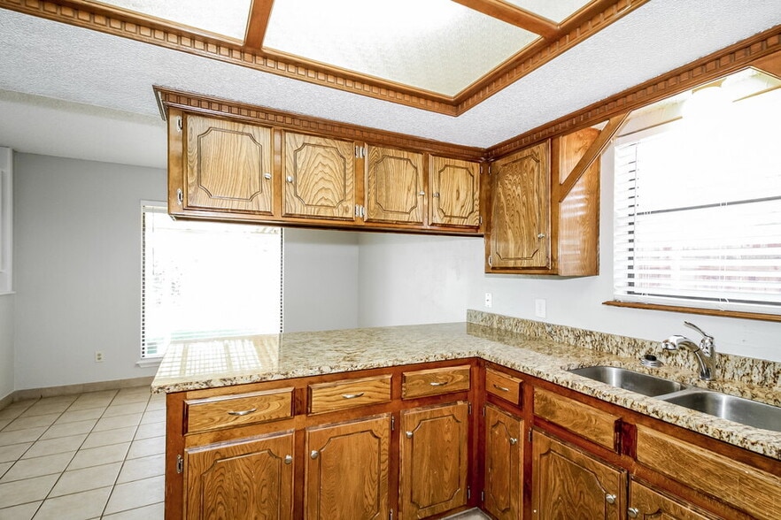 Building Photo - 1353 Oswego Dr