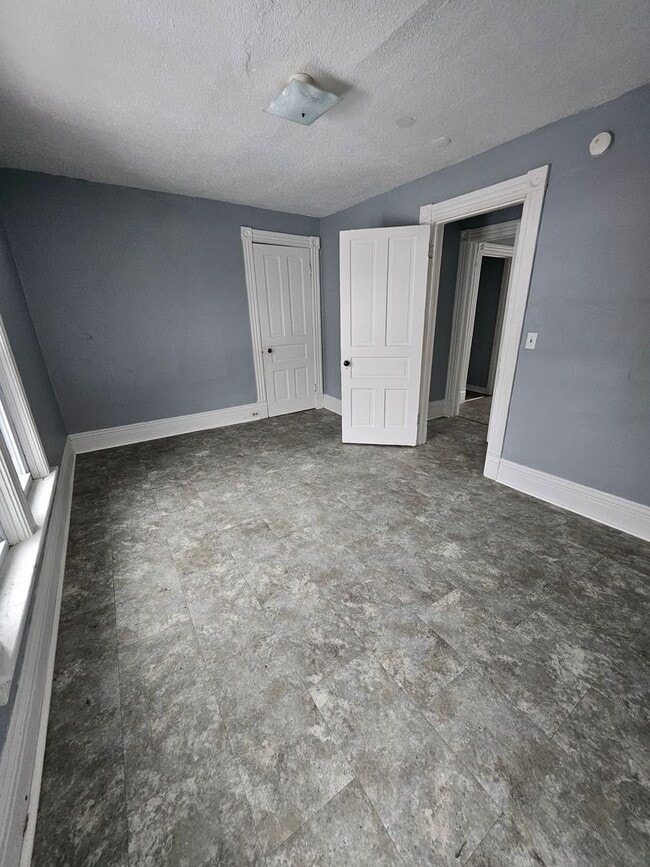 Building Photo - upper 4-bedroom unit east side