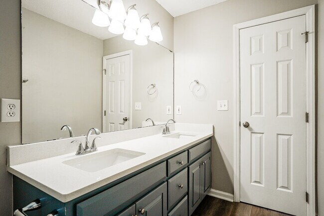 Building Photo - 121 Westonridge Run