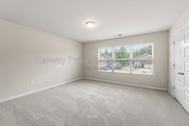 Building Photo - 910 Clover Ct