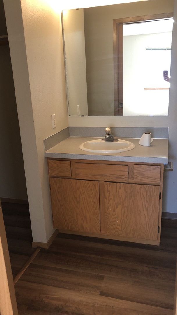 Building Photo - 305 NW Parr Dr