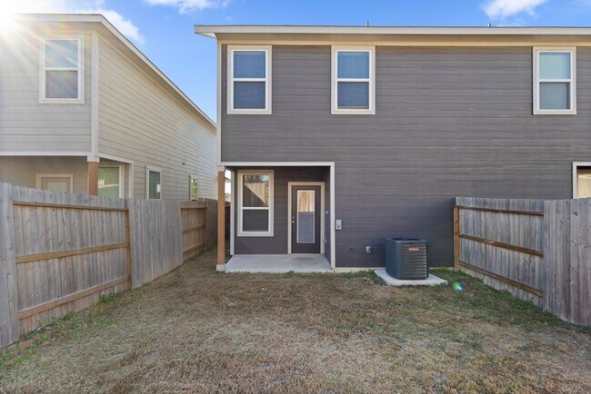 Building Photo - 7620 Magnolia Village