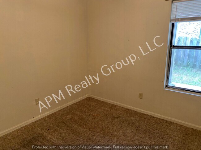 Building Photo - Duplex in convenient location