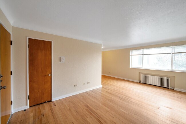 Building Photo - Large two Bed / One bath condo in great Art deco building near Washington park.