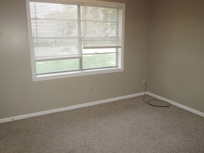 Building Photo - 305 W Florida Ave