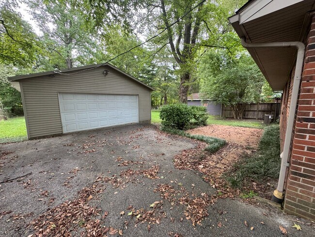 Building Photo - Lone Oak House
