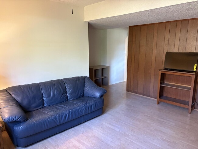 Building Photo - Great One Bedroom Furnished Apartment in H...
