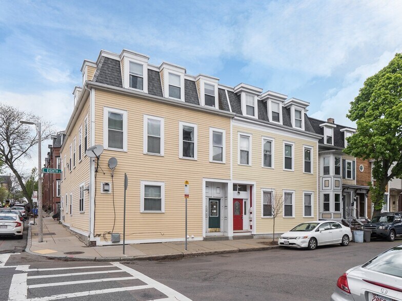 Building Photo - 546 E 8th St