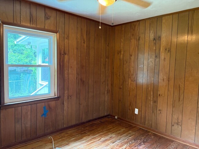 Building Photo - 733 Putnam Dr
