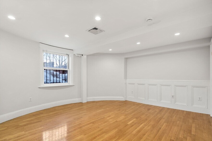 Building Photo - 244 Beacon St