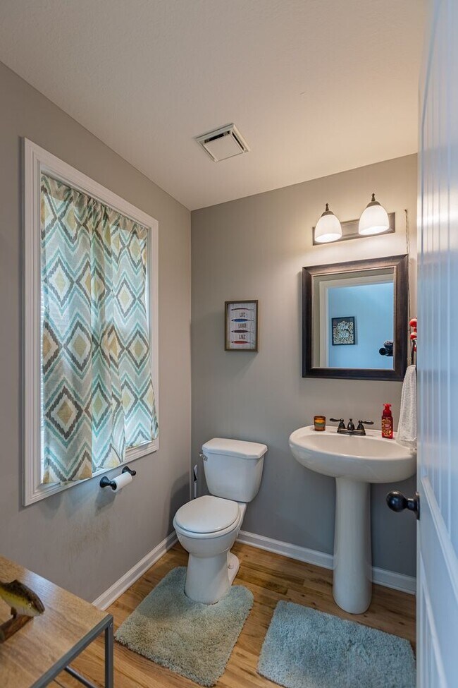Building Photo - Pet Friendly Three Bedroom!
