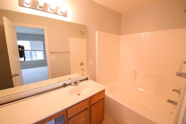 Building Photo - Beautiful 3BR 2.5BA Home w/ Community Pool Access in Calloway Glen