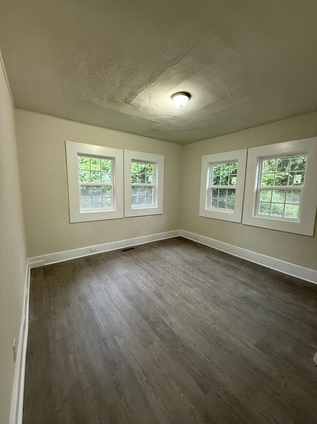 Building Photo - 513 Oak Pl