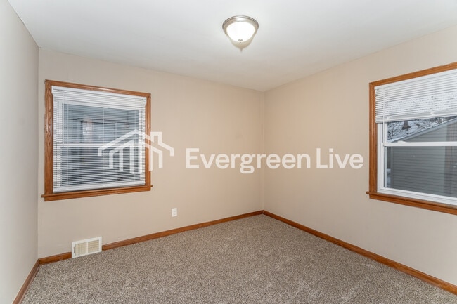 Building Photo - 4806 W Hampton Ave