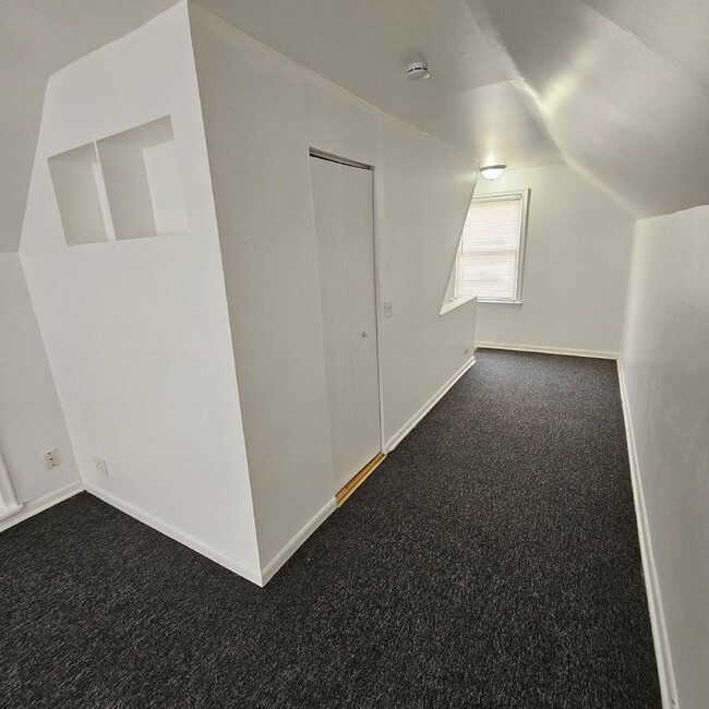 Building Photo - 3 Bedroom Bungalow w/ New Carpet Through O...