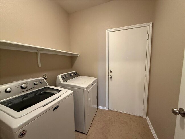 Building Photo - 225 Russet Trl