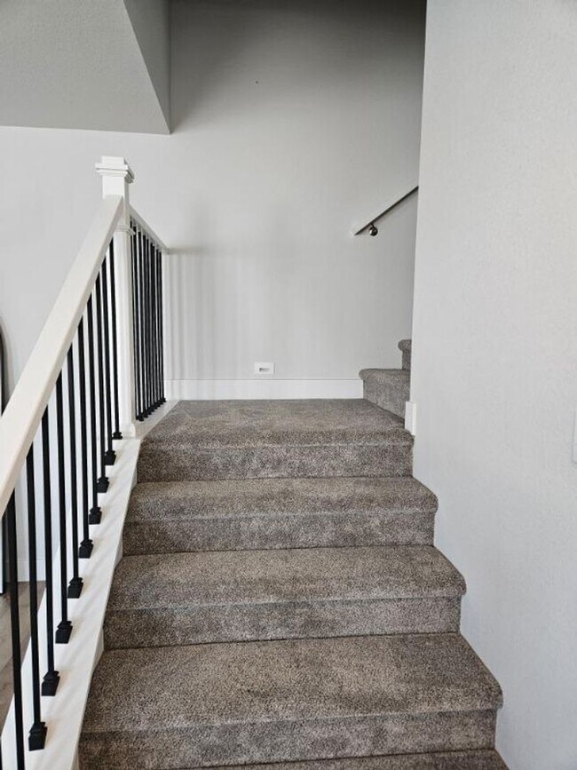 Building Photo - Beautiful 3 bedroom Condo