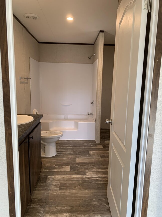 Building Photo - 104 Bristol St