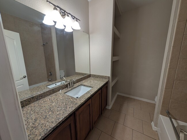 Building Photo - 529 Green Village Ct
