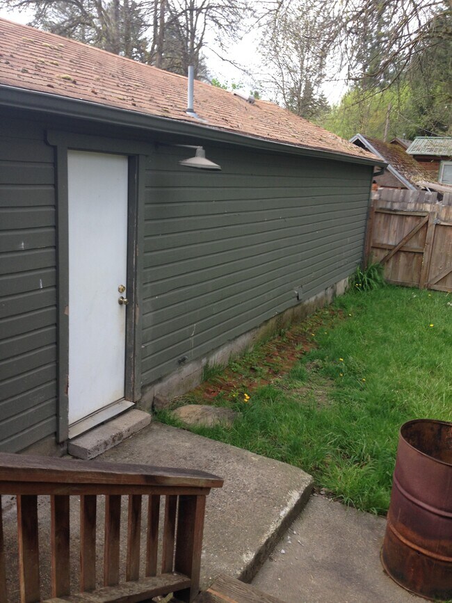 Building Photo - 208 B St