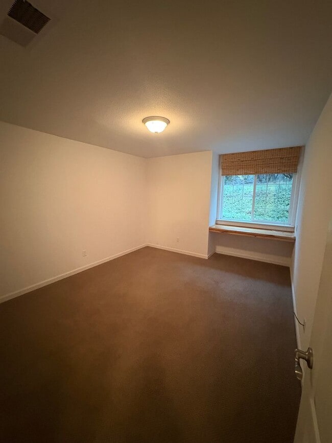 Building Photo - Beautiful, Loved, 3 bed-2 ba Mountain Home