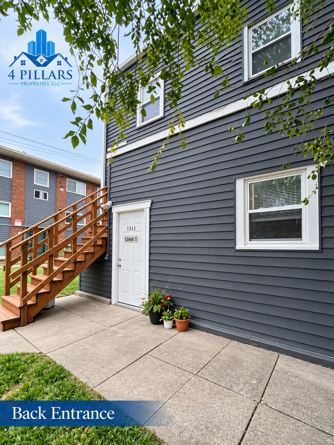 Building Photo - 1311 E Columbus Dr