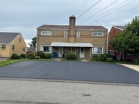 Building Photo - 3-Bedroom Townhome with Central AC
