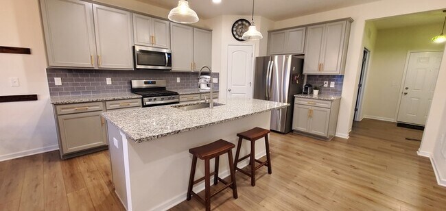 Building Photo - Gorgeous 4 beds 2.5 baths in Johnstown