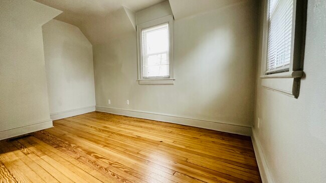 Building Photo - 206 Downes St