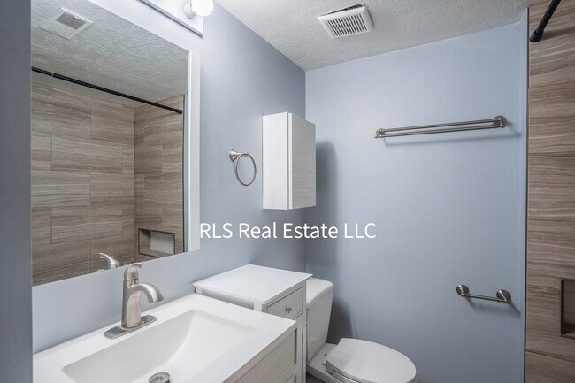 Building Photo - 1547 N Riverside Ave