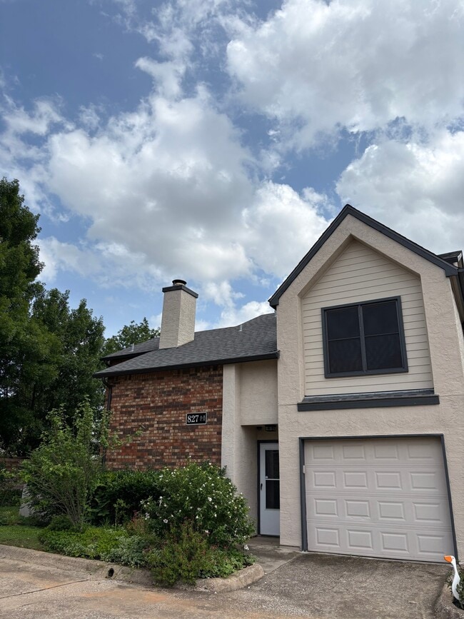 Building Photo - 827 W Harwood Rd
