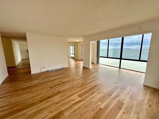 Building Photo - BEAUTIFUL BREATH TAKING VIEW UNIT!!! MUST ...