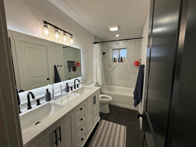 Building Photo - Gorgeous Remodeled 3 Bedroom Home in St. George!