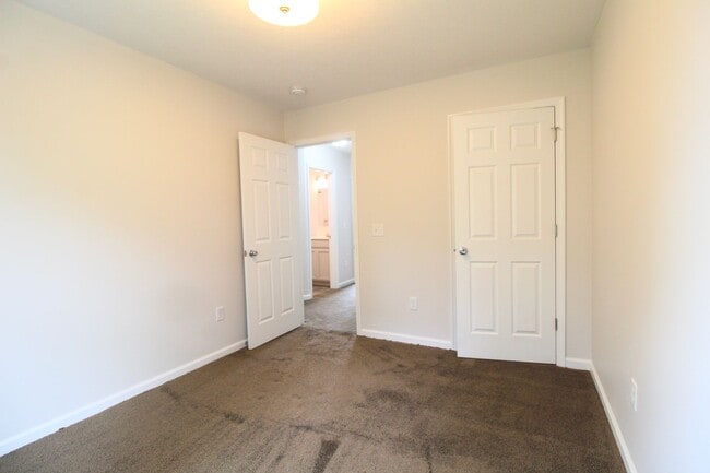 Building Photo - Spacious 3-Bed, 2.5-Bath Townhome Availabl...